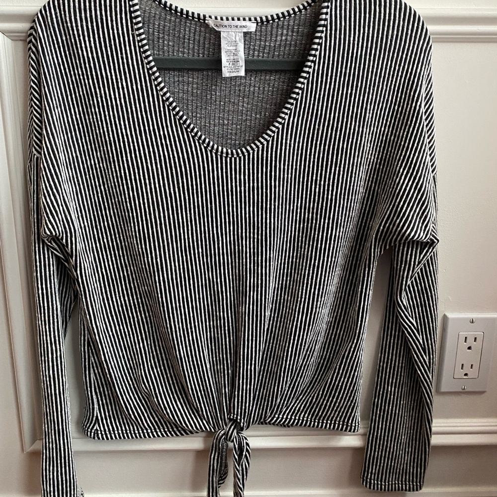 Caution To The Wind, blouse black and white, size medium